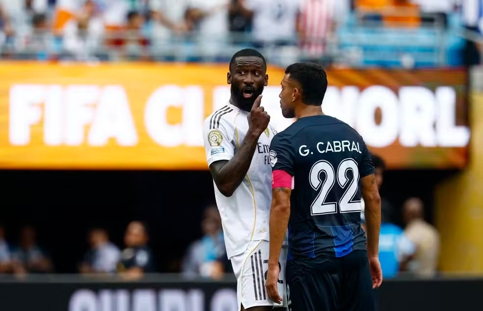 Rudiger discute com Cabral em Real Madrid x Pachuca