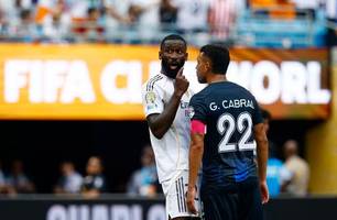 Rudiger discute com Cabral em Real Madrid x Pachuca (Foto: Reprodução/Reuters) Rudiger discute com Cabral em Real Madrid x Pachuca (Foto: Reprodução/Reuters)