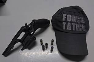 Suspeito de crimes é preso com arma de fogo na zona Sudeste de Teresina (Foto: Divulgação/PMPI)