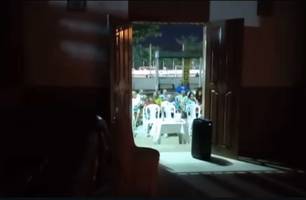 Timon: Equatorial corta energia de igreja e missa acontece na calçada (Foto: Reprodução)