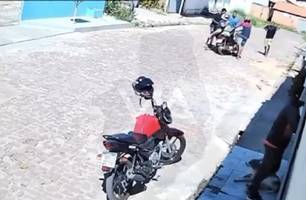 Trio armado rouba moto em plena luz do dia na Vila Santa Isabel em Timon (Foto: Reprodução)