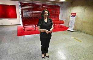 A presidente da CDH, senadora Damares Alves, em frente ao banco vermelho na entrada do Túnel do Tempo (Foto: Jefferson Rudy/Agência Senado) A presidente da CDH, senadora Damares Alves, em frente ao banco vermelho na entrada do Túnel do Tempo (Foto: Jefferson Rudy/Agência Senado)