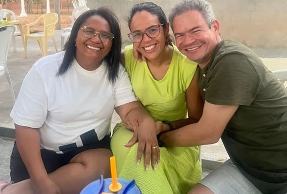 Acima Da Luz do Sete Estrelas (camisa branca) ao lado de Dra Gisele Bezerra e o prefeito Rafael; Embaraço político