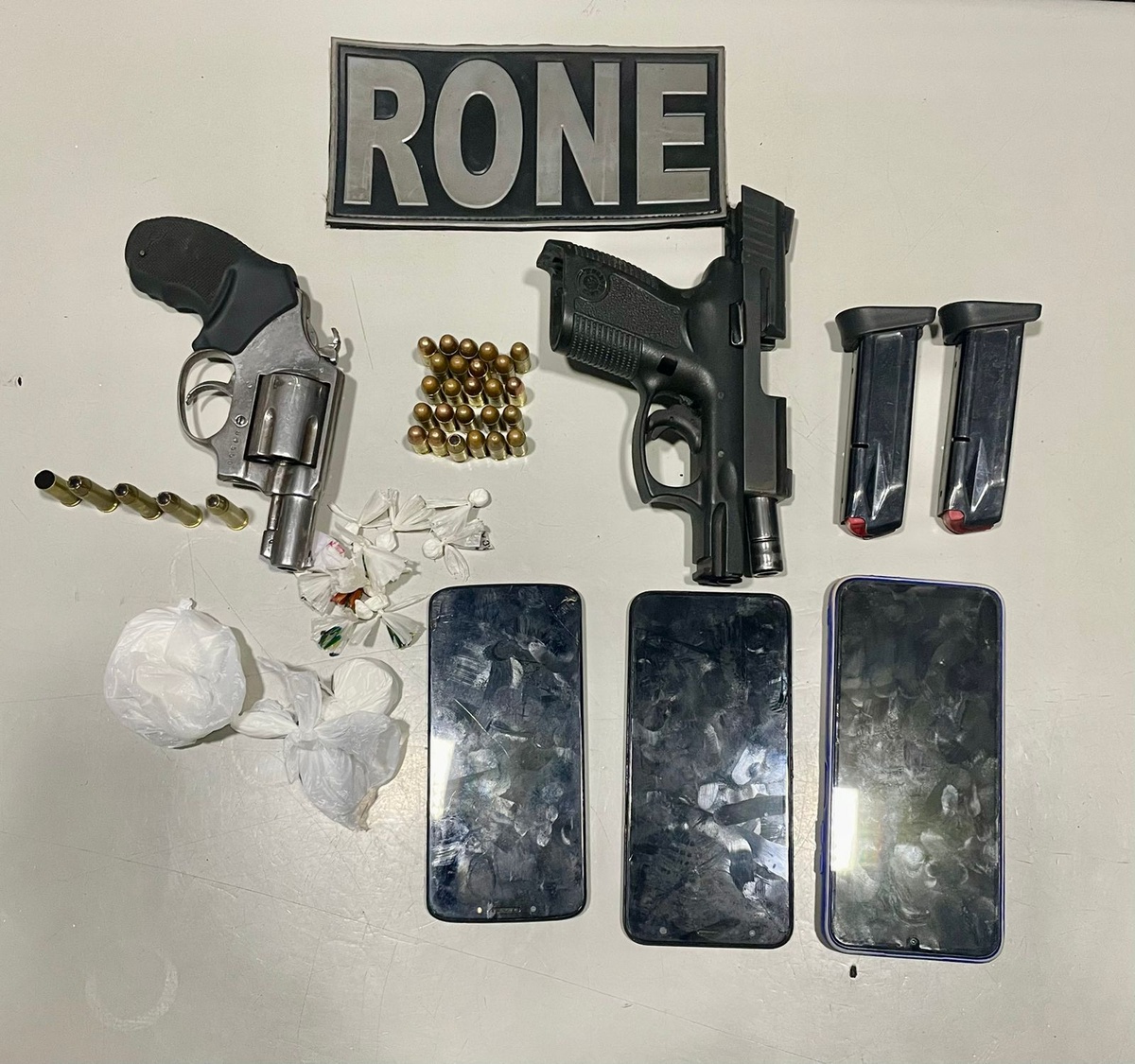 Armas, drogas e celulares são apreendidos perto de bar na zona Sul de Teresina