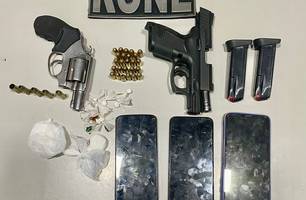 Armas, drogas e celulares são apreendidos perto de bar na zona Sul de Teresina (Foto: Reprodução)