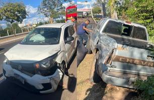 Assista: colisão deixa carros destruídos na Avenida Piauí em Timon (Foto: Reprodução) Assista: colisão deixa carros destruídos na Avenida Piauí em Timon (Foto: Reprodução)