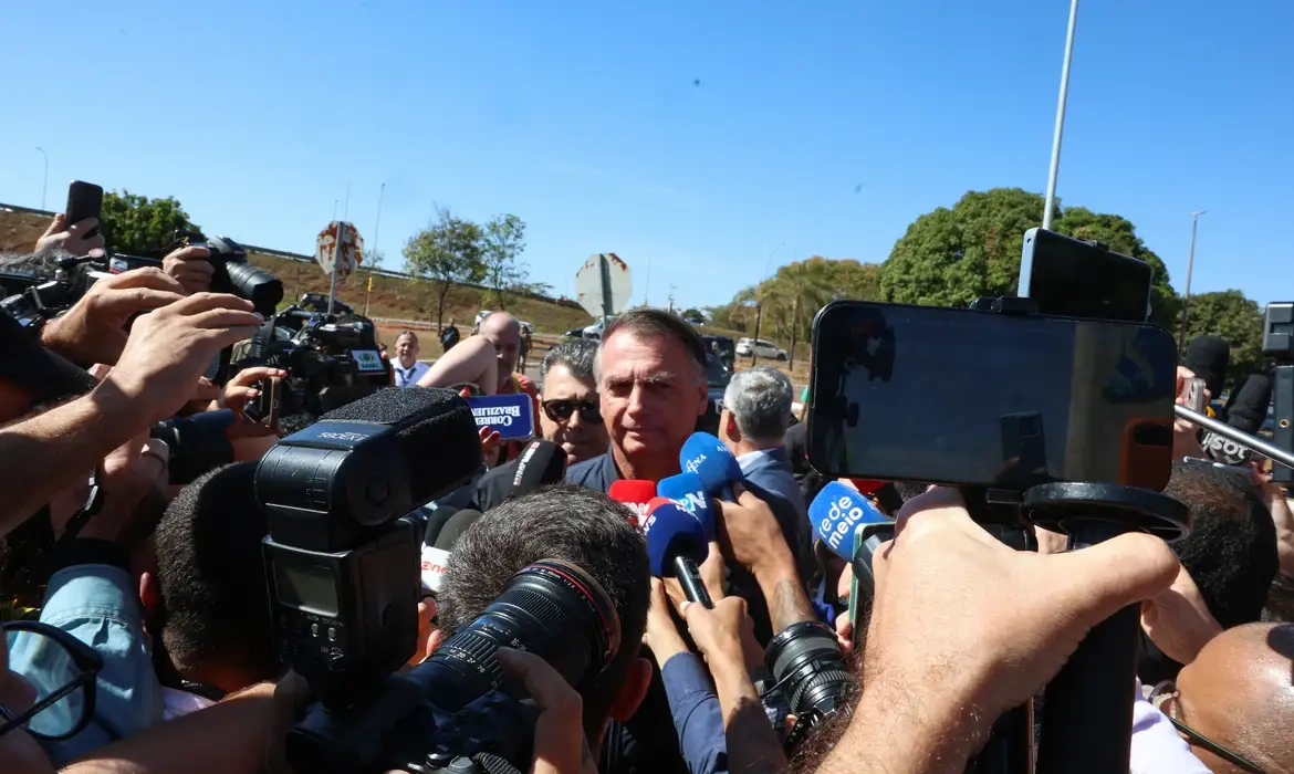 Bolsonaro nega ter descumprido proibição de uso de redes sociais