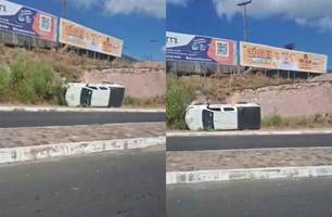 Caminhonete capota nas proximidades do Albertão, zona Sul de Teresina (Foto: Reprodução) Caminhonete capota nas proximidades do Albertão, zona Sul de Teresina (Foto: Reprodução)