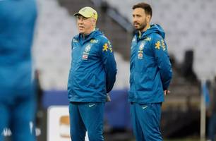 Carlo Ancelotti ao lado do filho Davide durante treino da Seleção Brasileira (Foto: Rafael Ribeiro/CBF) Carlo Ancelotti ao lado do filho Davide durante treino da Seleção Brasileira (Foto: Rafael Ribeiro/CBF)