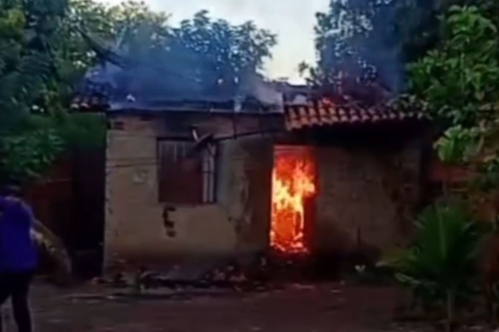 Carregador pega fogo e incendeia casa em Altos; família perdeu tudo