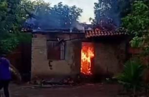 Carregador pega fogo e incendeia casa em Altos; família perdeu tudo (Foto: TV Fiapo) Carregador pega fogo e incendeia casa em Altos; família perdeu tudo (Foto: TV Fiapo)