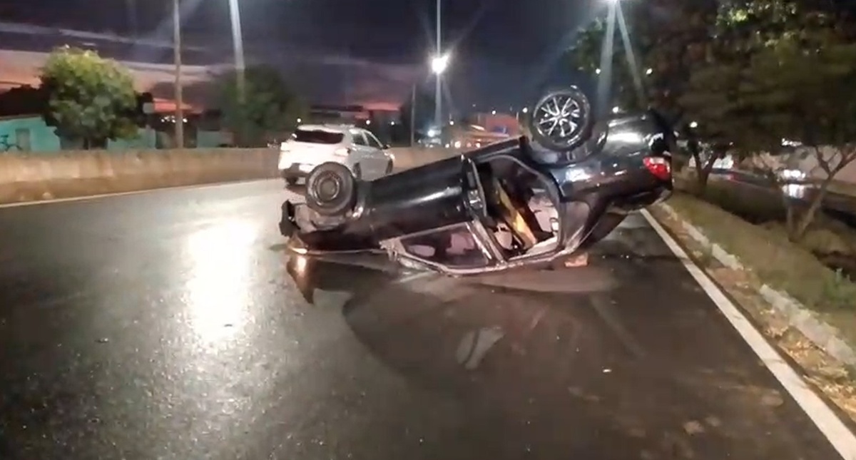 Carro capota e deixa casal ferido na BR-316 em Teresina