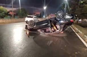 Carro capota e deixa casal ferido na BR-316 em Teresina (Foto: Reprodução) Carro capota e deixa casal ferido na BR-316 em Teresina (Foto: Reprodução)
