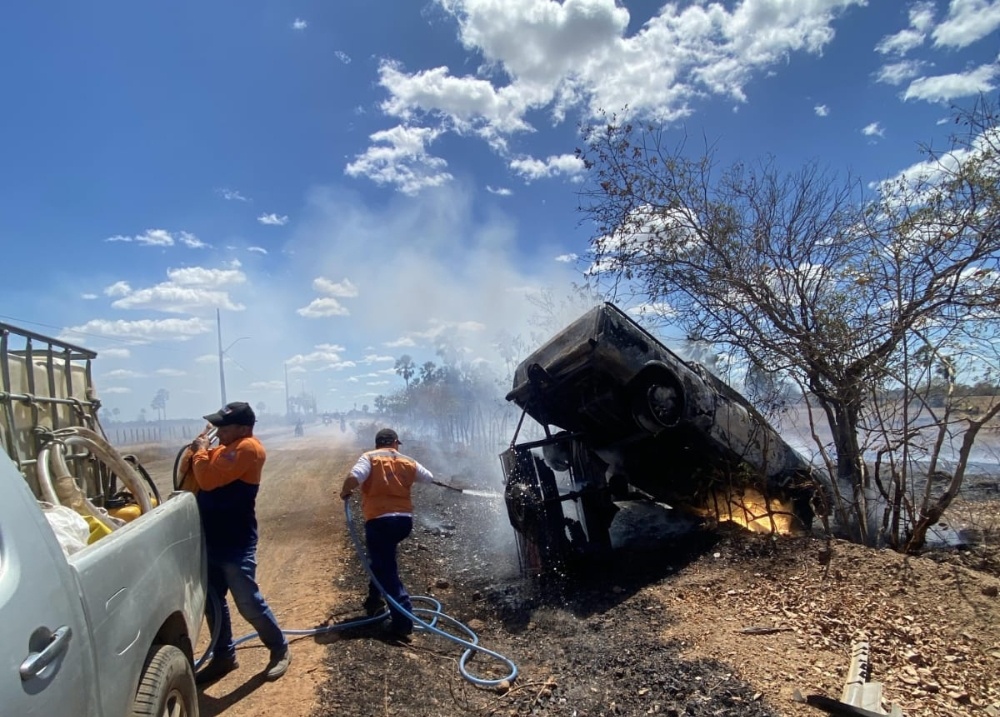 Carro capota e pega fogo perto do IFPI em Campo Maior; motorista sai ileso
