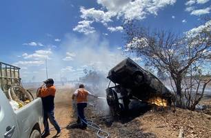 Carro capota e pega fogo perto do IFPI em Campo Maior; motorista sai ileso (Foto: Reprodução) Carro capota e pega fogo perto do IFPI em Campo Maior; motorista sai ileso (Foto: Reprodução)