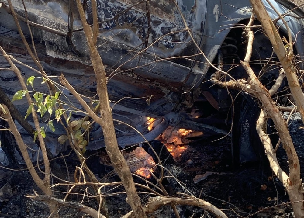 Carro capota e pega fogo perto do IFPI em Campo Maior; motorista sai ileso