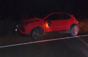 Carro colide contra cavalo na PI-115, em Castelo do Piauí; motorista escapa ileso (Foto: Reprodução) Carro colide contra cavalo na PI-115, em Castelo do Piauí; motorista escapa ileso (Foto: Reprodução)