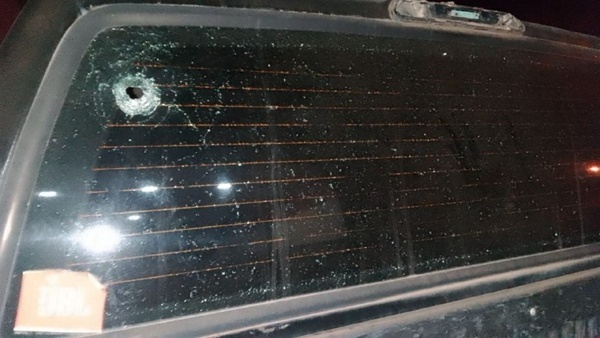 Carro da presidente da Associação de Moradores do Itapiré, Marluce Bezerra Meireles, com a marca de tiro após o atentado