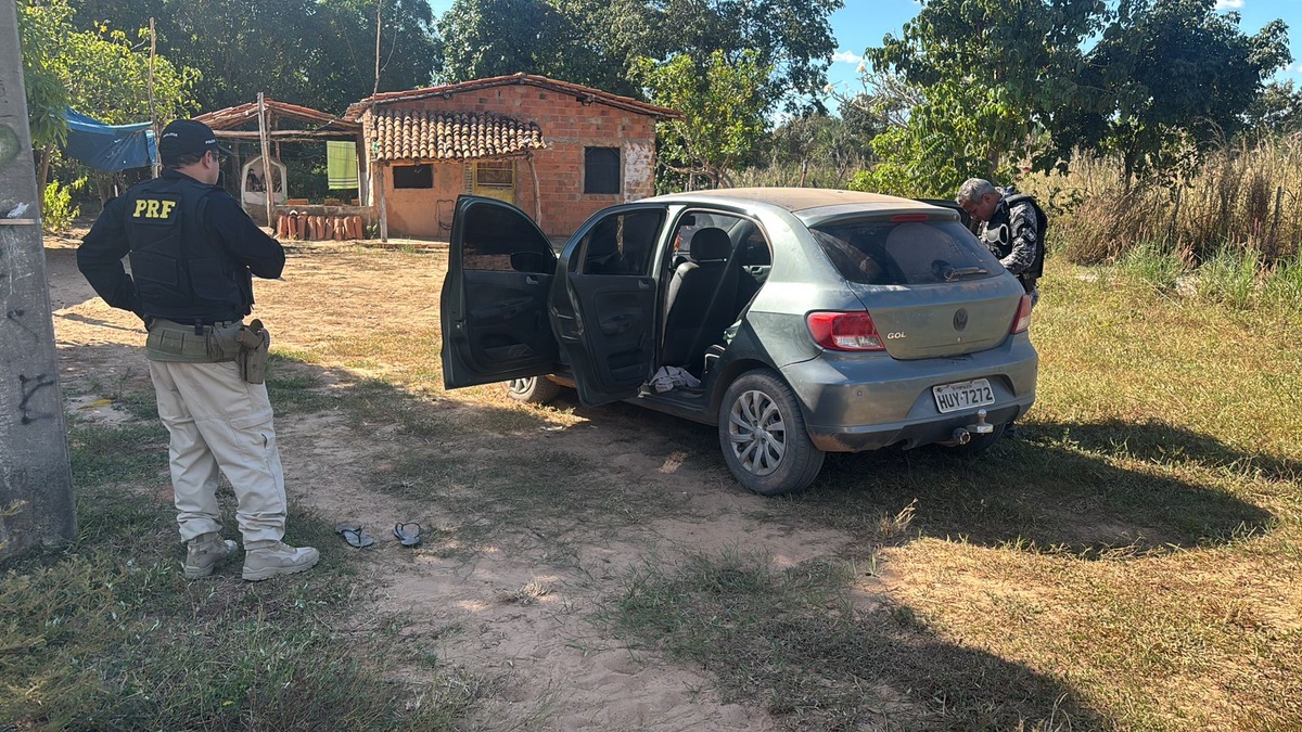 Carro foi interceptado pela Polícia Rodoviária Federal (PRF)