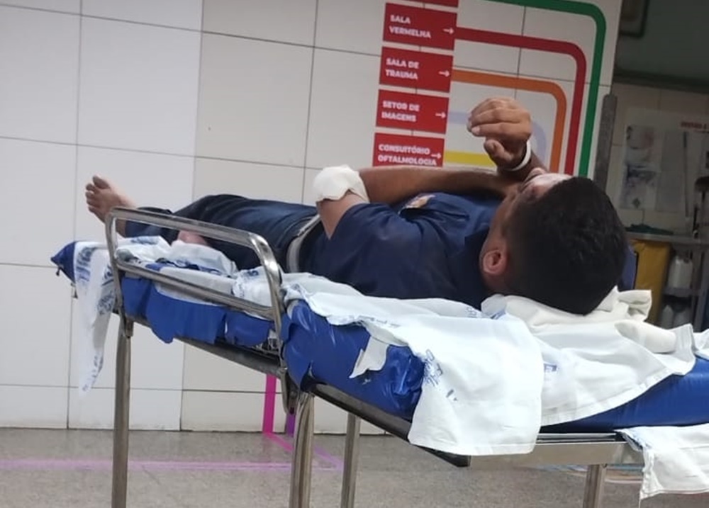 Casal cai de moto ao derrapar em restos de obra da Águas de Teresina