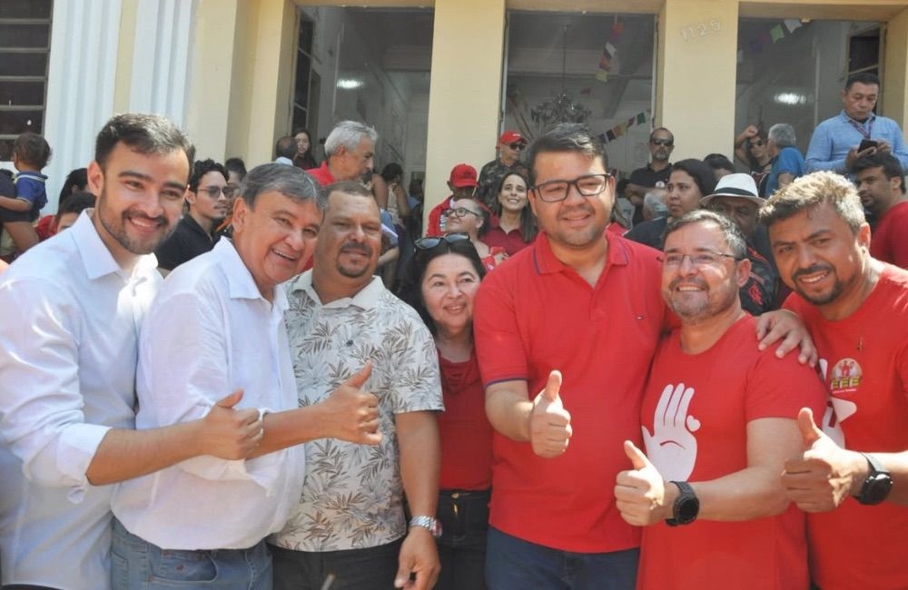 Chico Lucas vai as urnas durante eleições internas do PT e posa ao lado de candidatos