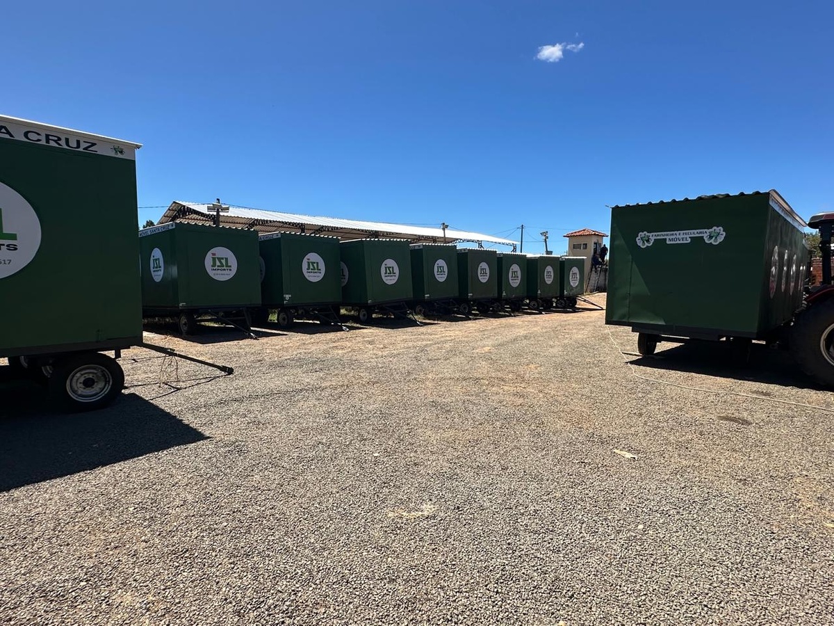 Codevasf realiza entregaço de fábricas de farinha móveis a 20 municípios piauienses nesta segunda (14)