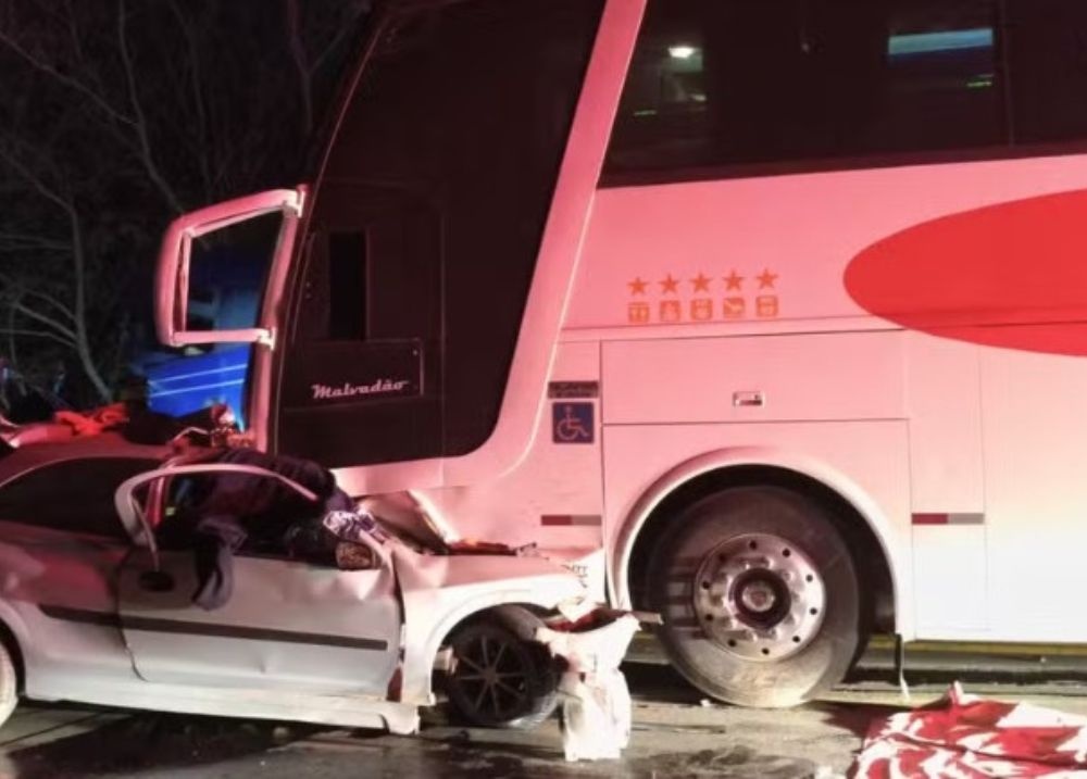 Colisão entre carro e ônibus mata cinco pessoas em Minas Gerais