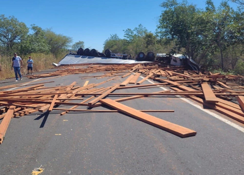 Colisão frontal entre caminhão e carro interdita a BR-316 e deixa feridos