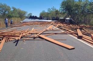 Colisão frontal entre caminhão e carro interdita a BR-316 e deixa feridos (Foto: Reprodução) Colisão frontal entre caminhão e carro interdita a BR-316 e deixa feridos (Foto: Reprodução)