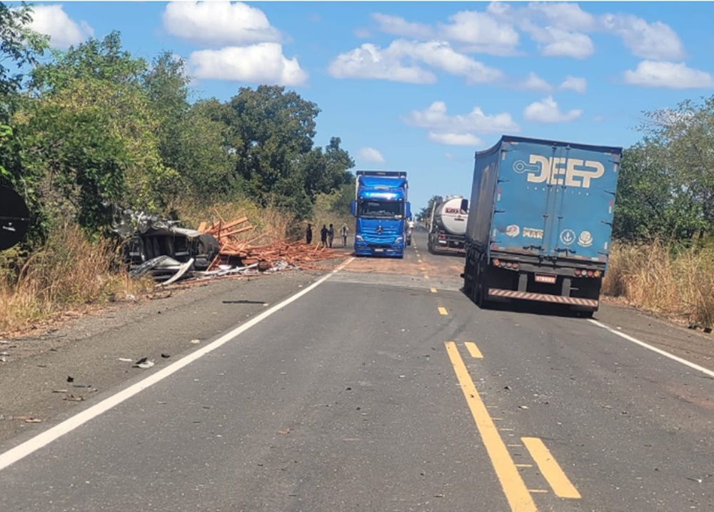 Colisão frontal entre caminhão e carro interdita a BR-316 e deixa feridos