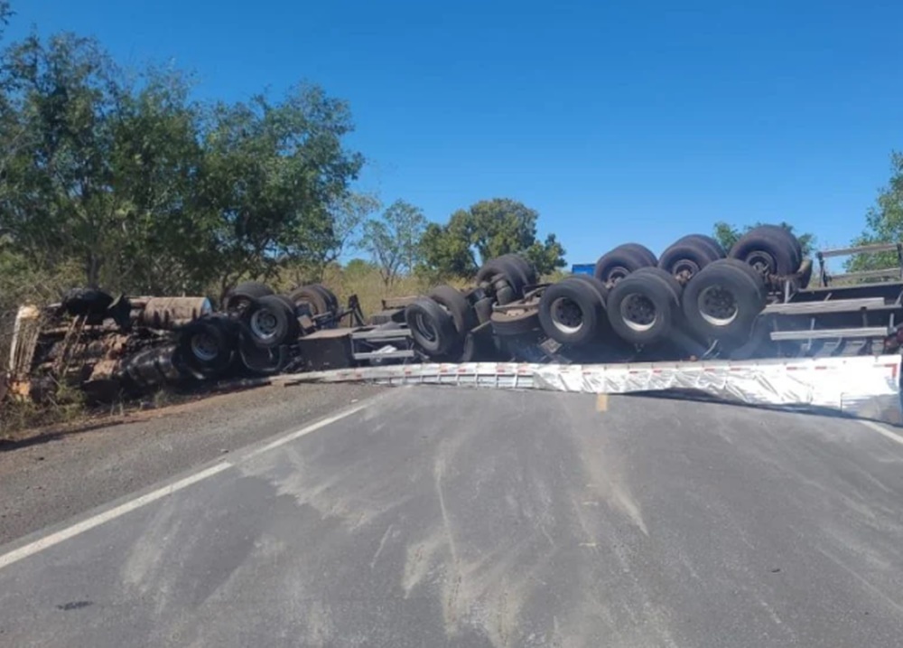 Colisão frontal entre caminhão e carro interdita a BR-316 e deixa feridos