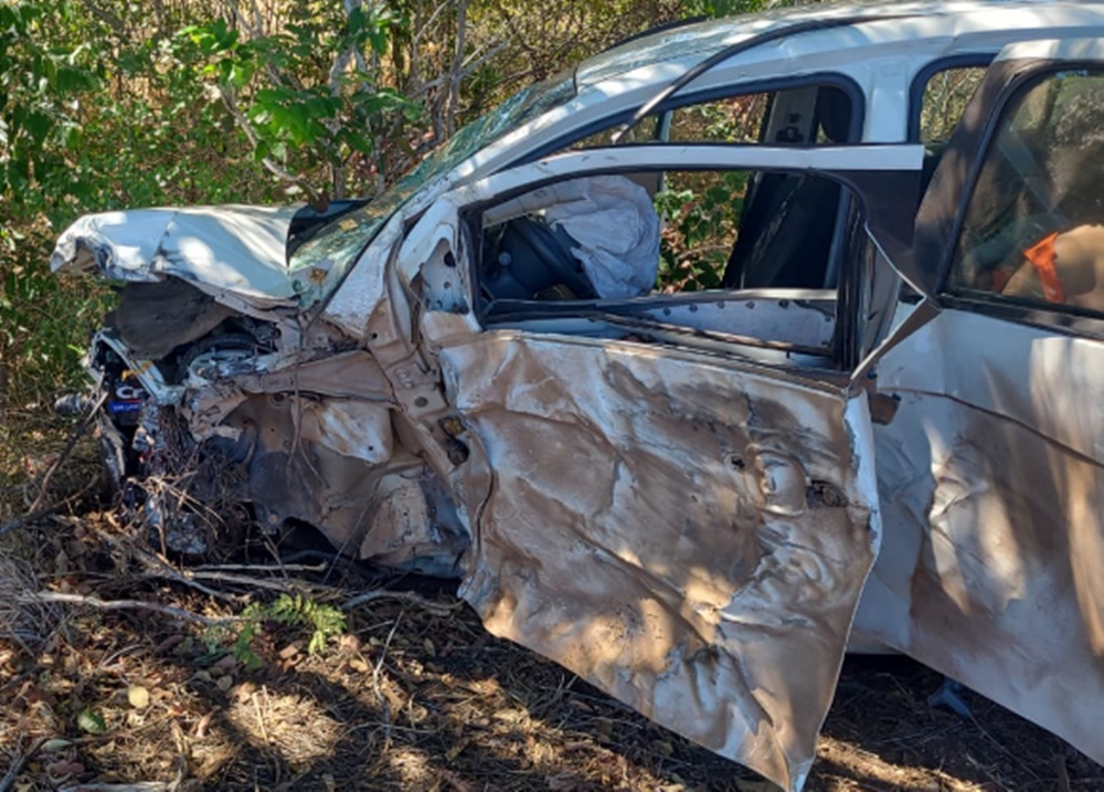 Colisão frontal entre caminhão e carro interdita a BR-316 e deixa feridos