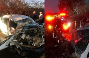 Colisão frontal entre dois carros deixa três feridos na BR-230, em Oeiras (Foto: Reprodução) Colisão frontal entre dois carros deixa três feridos na BR-230, em Oeiras (Foto: Reprodução)