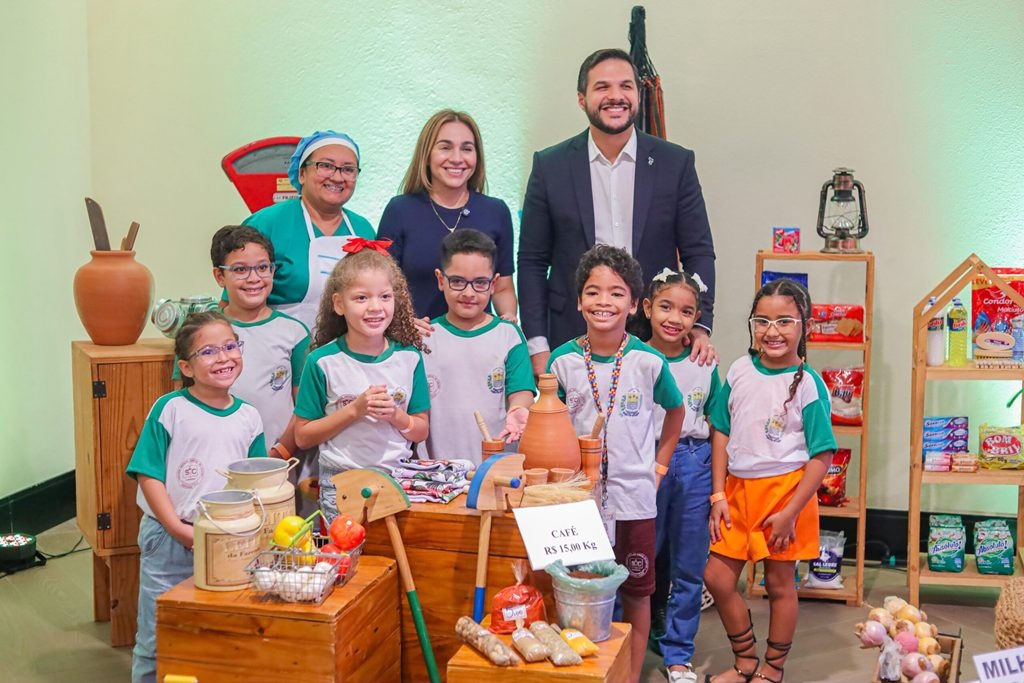 Colóquio promovido pela Seduc mostra como crianças podem aprender brincando