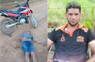Corpo de homem é encontrado ao lado de moto em estrada no Norte do Piauí (Foto: Reprodução Revista AZ) Corpo de homem é encontrado ao lado de moto em estrada no Norte do Piauí (Foto: Reprodução Revista AZ)