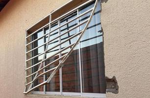 Criminosos furtam salão e levam TV, joias e bombox na zona Sul de Teresina (Foto: Reprodução)