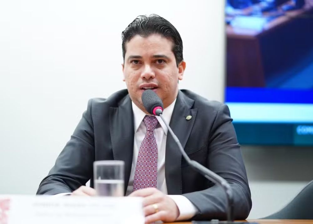 Deputado Júnior Mano em comissão da Câmara, em 12/04/2023