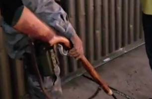 Dono de metalúrgica é preso após ser flagrado 'reformando' espingarda em Teresina (Foto: Repórter 12/Conecta Piauí) Dono de metalúrgica é preso após ser flagrado 'reformando' espingarda em Teresina (Foto: Repórter 12/Conecta Piauí)