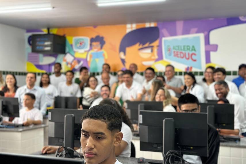 Governador inaugura escola, Espaço da Cidadania e asfalto em Altos Governador inaugura escola, Espaço da Cidadania e asfalto em Altos