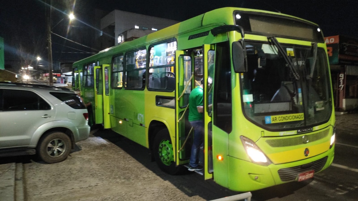 Homem armado com facão faz arrastão em ônibus e foge de moto no Centro de Teresina