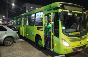 Homem armado com facão faz arrastão em ônibus e foge de moto no Centro de Teresina (Foto: Repórter 12/Conecta Piauí) Homem armado com facão faz arrastão em ônibus e foge de moto no Centro de Teresina (Foto: Repórter 12/Conecta Piauí)