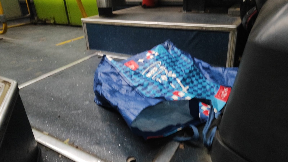 Homem armado com facão faz arrastão em ônibus e foge de moto no Centro de Teresina