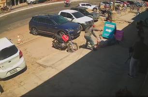 Homem é baleado durante troca de tiros em frente a agência bancária em Timon (Foto: Reprodução) Homem é baleado durante troca de tiros em frente a agência bancária em Timon (Foto: Reprodução)