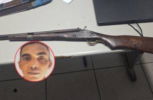 Homem é preso com espingarda e facões após ameaçar mulher em Demerval Lobão (Foto: Reprodução) Homem é preso com espingarda e facões após ameaçar mulher em Demerval Lobão (Foto: Reprodução)