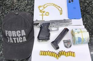Homem é preso com pistola, munições e R$ 4,6 mil na zona Sudeste de Teresina (Foto: Divulgação/PMPI)