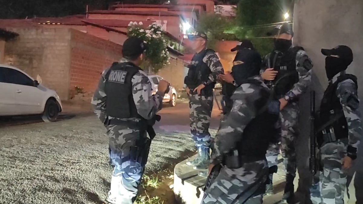 Homem foge da polícia, abandona carro e drogas são apreendidas em Teresina