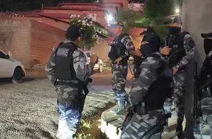 Homem foge da polícia, abandona carro e drogas são apreendidas em Teresina (Foto: Repórter 12/Conecta Piauí) Homem foge da polícia, abandona carro e drogas são apreendidas em Teresina (Foto: Repórter 12/Conecta Piauí)