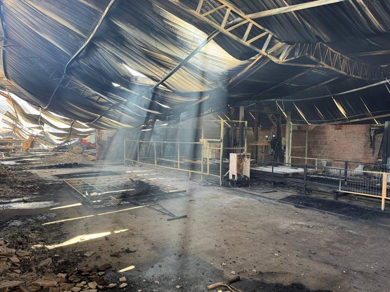 Incêndio atinge fábrica de móveis em Água Branca e é contido pelos bombeiros