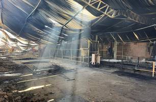 Incêndio atinge fábrica de móveis em Água Branca e é contido pelos bombeiros (Foto: Reprodução) Incêndio atinge fábrica de móveis em Água Branca e é contido pelos bombeiros (Foto: Reprodução)