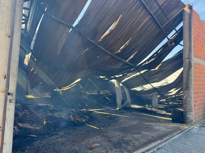 Incêndio atinge fábrica de móveis em Água Branca e é contido pelos bombeiros